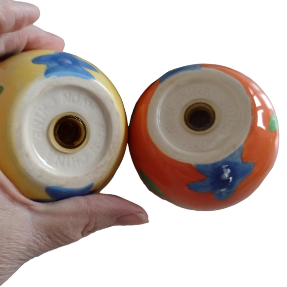 Luau flowered vintage salt and pepper shakers. Preloved. - Picture 5 of 7